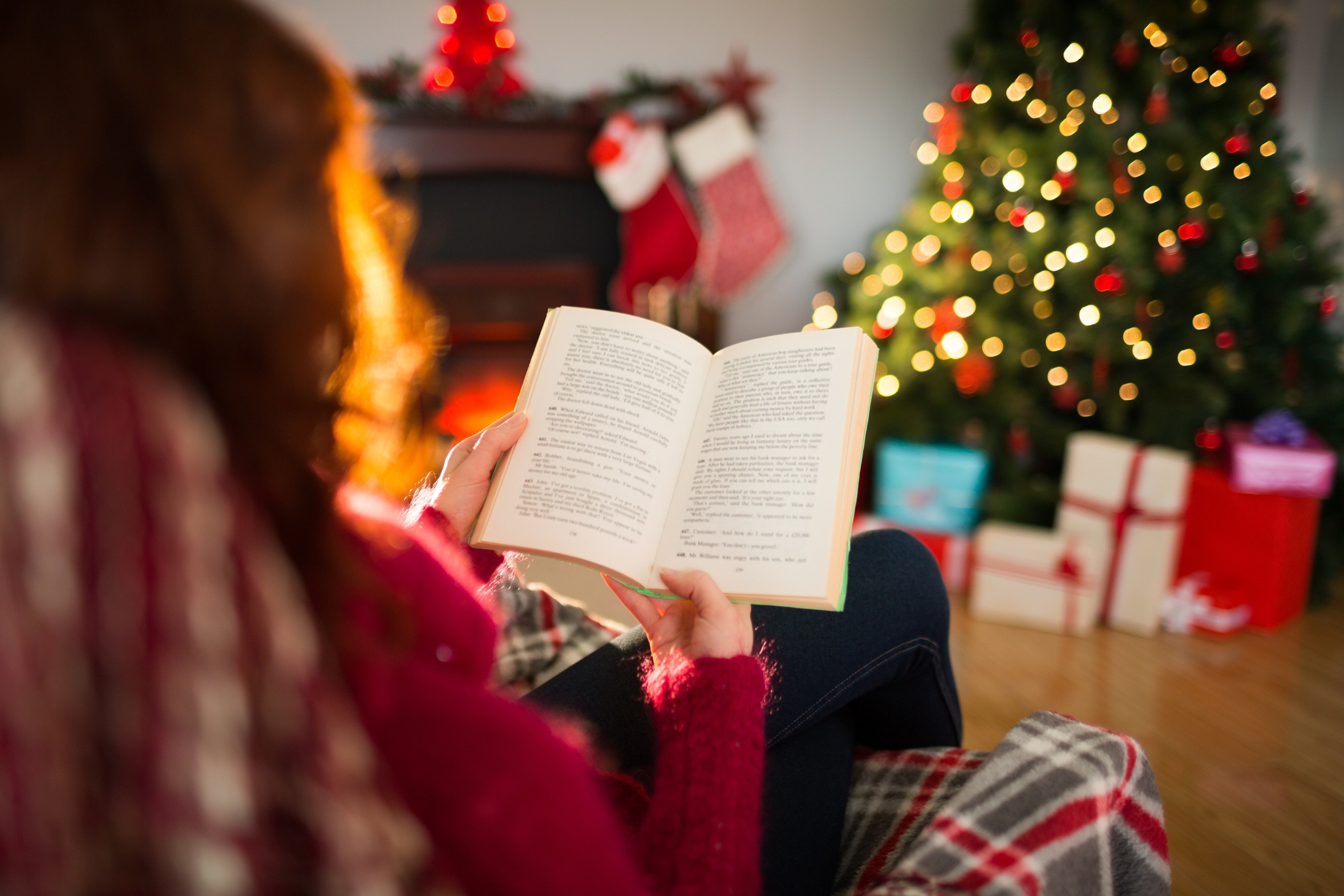 A book to read on holidays. Чтение новый год. Чтение под новогодней елкой. Новогоднее книжное настроение. Новый год книги.