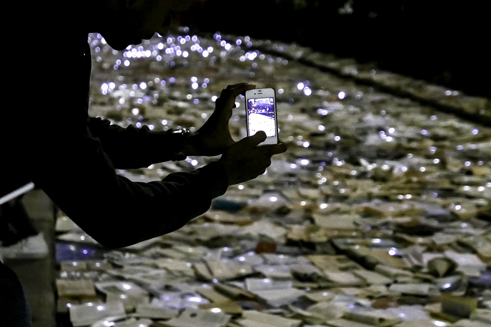 books-photo-smartphone