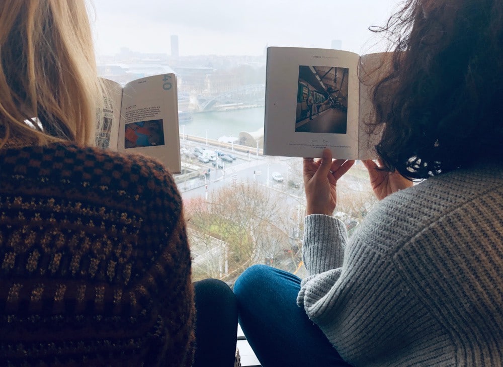 Two girls reading the RATP blooks 