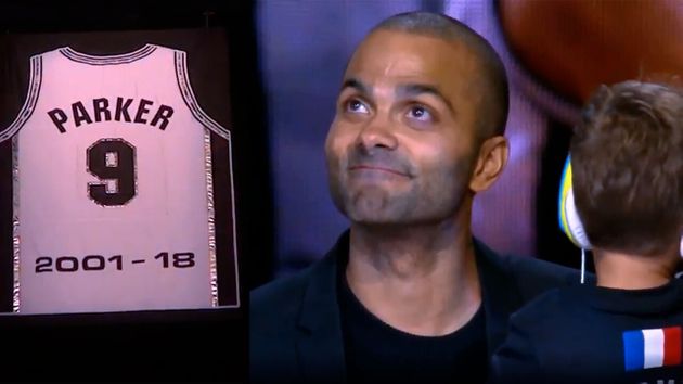 Tony Parker très ému devant son maillot affiché au plafond de l’AT&T Center.